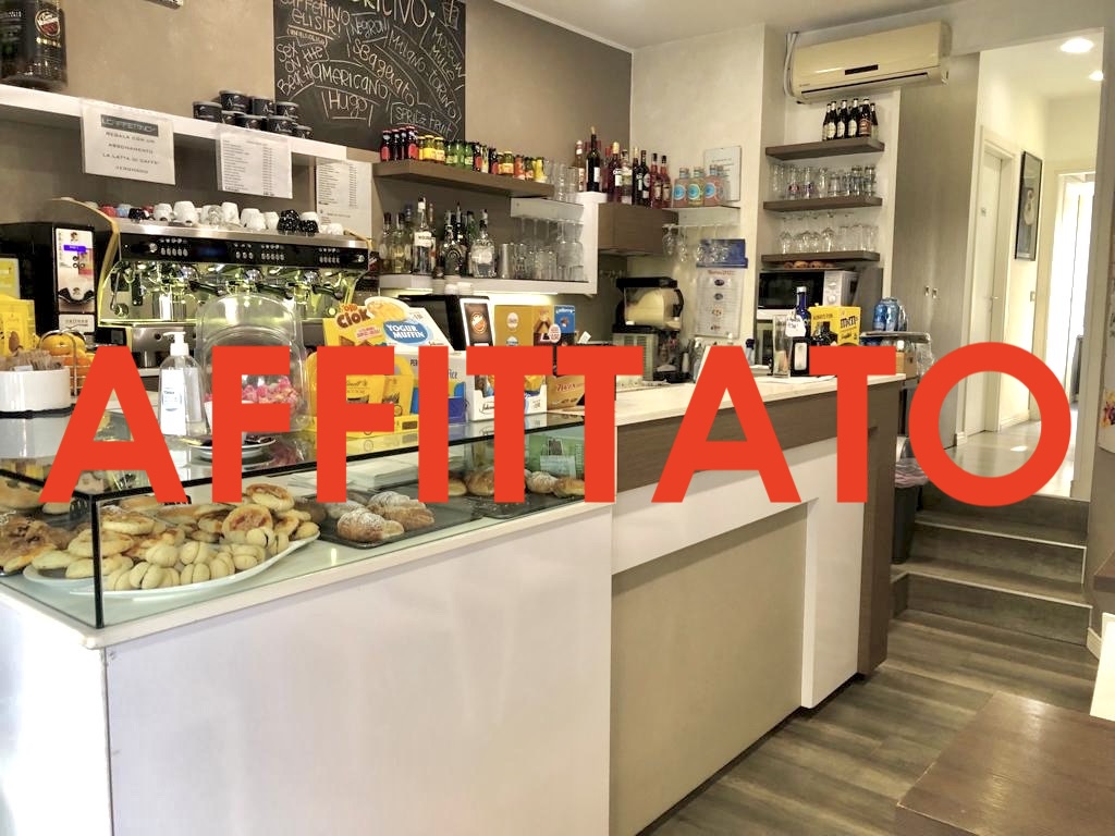 Arcore, negozio con ventrina in centro paese